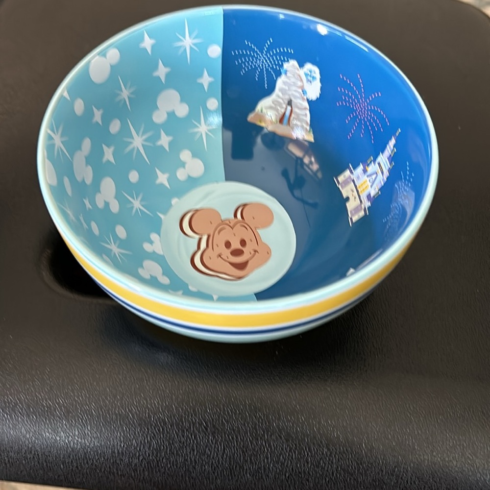 Disney three piece ceramic bowl set each uniquely their own 4 1/2 5 1/2 and7 1/2 - Picture 5 of 11